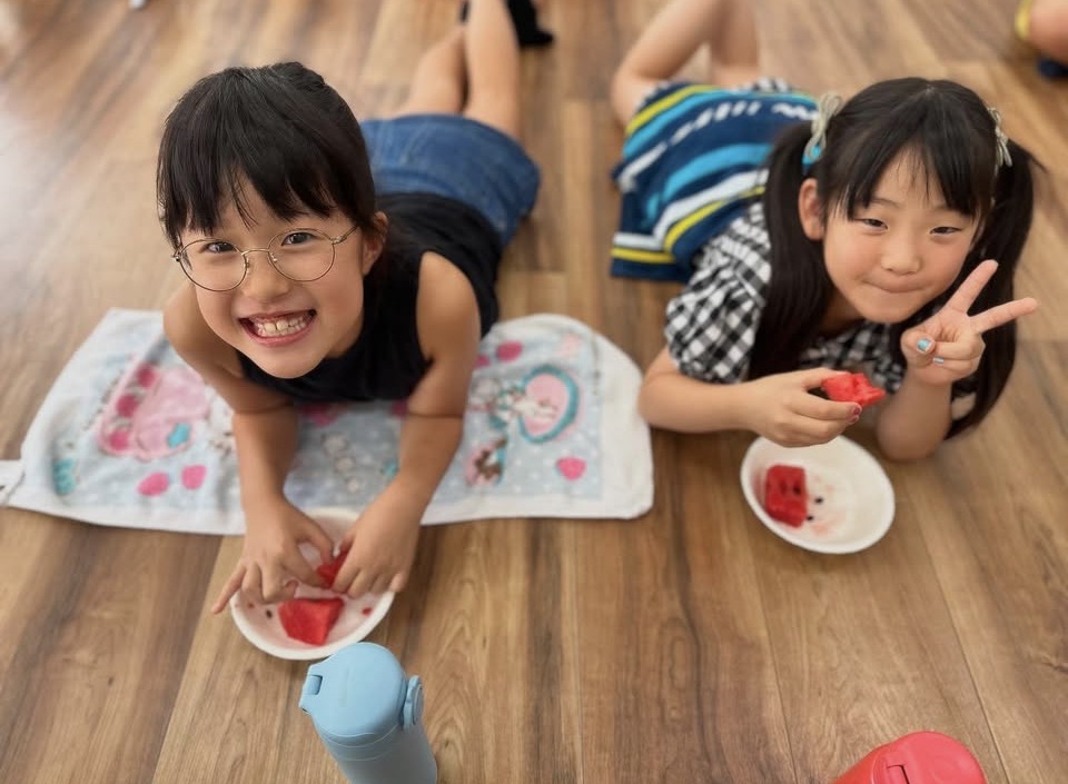 スイカを食べている小学生